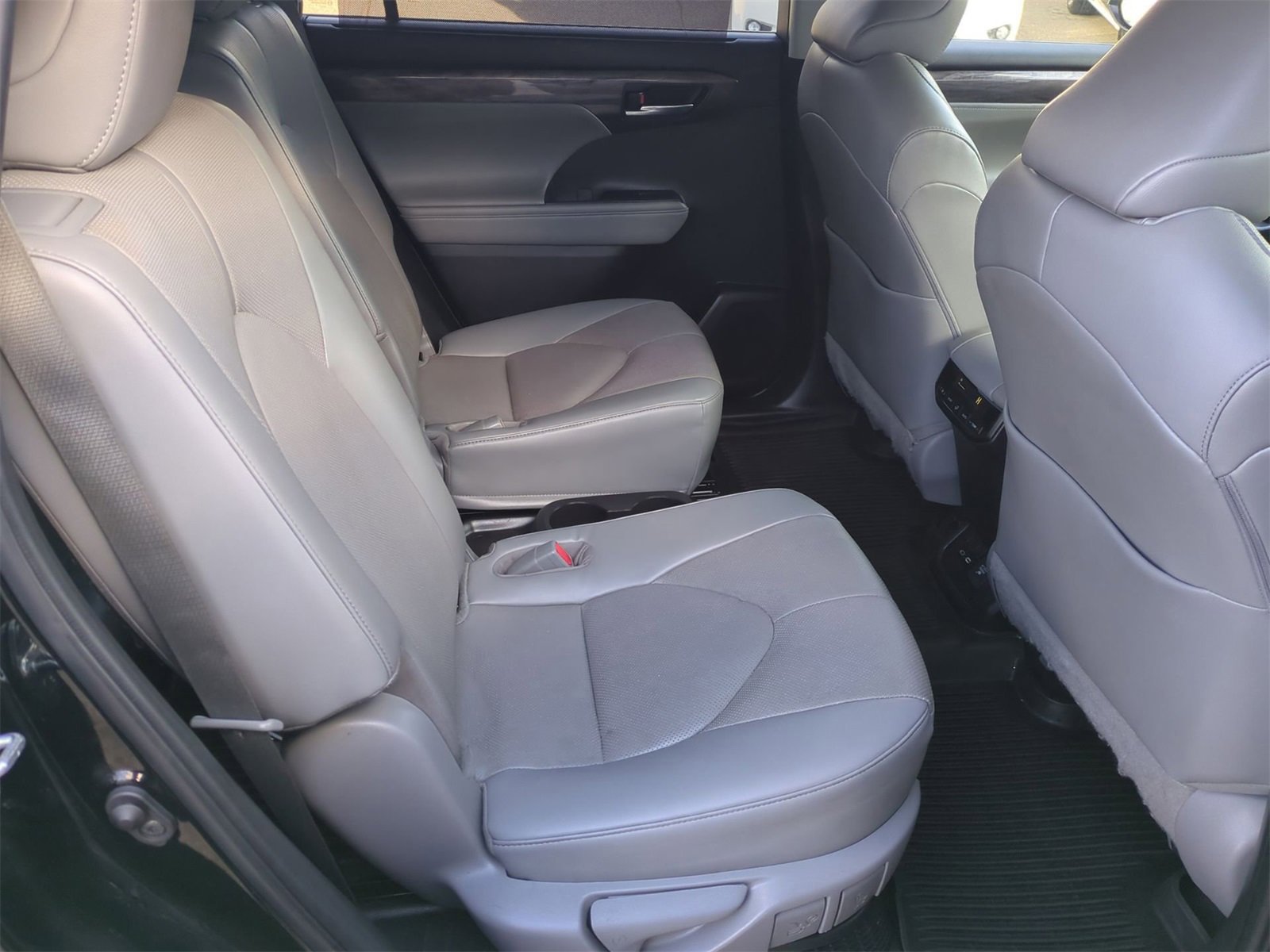 Thumbnail: 2023 Toyota Highlander - 20