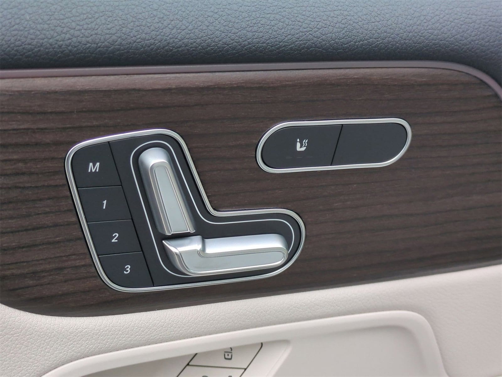 Thumbnail: 2025 Mercedes-Benz EQB - 17