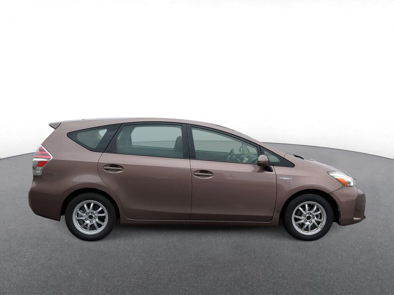 Thumbnail: 2017 Toyota Prius v - 9