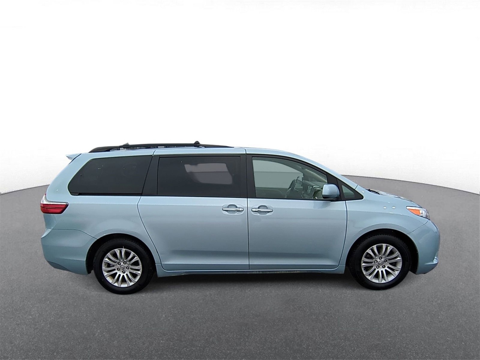 Thumbnail: 2015 Toyota Sienna - 9