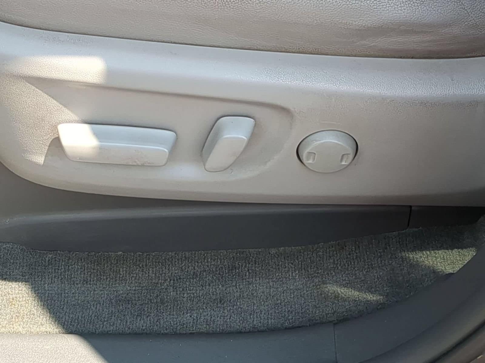 Thumbnail: 2016 Toyota Sienna - 17