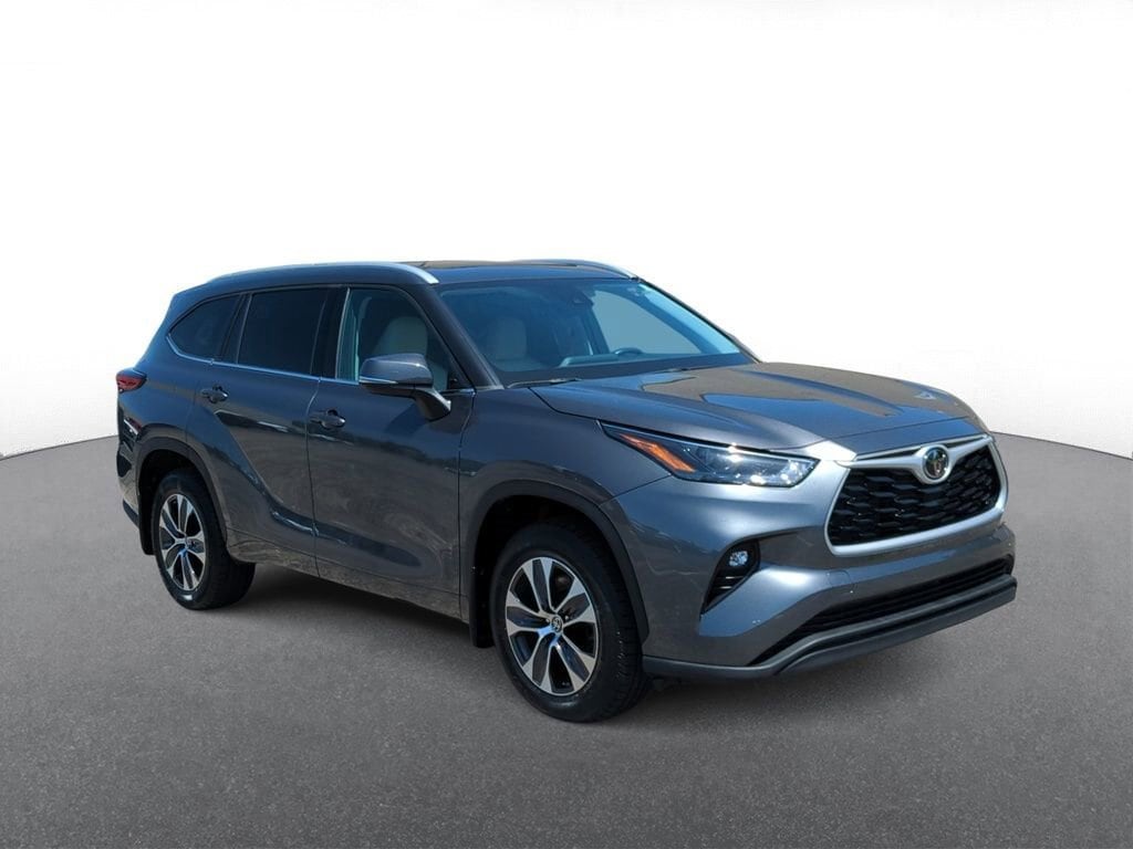 Used 2022 Toyota Highlander XLE with VIN 5TDGZRBH0NS238284 for sale in Troy, MI