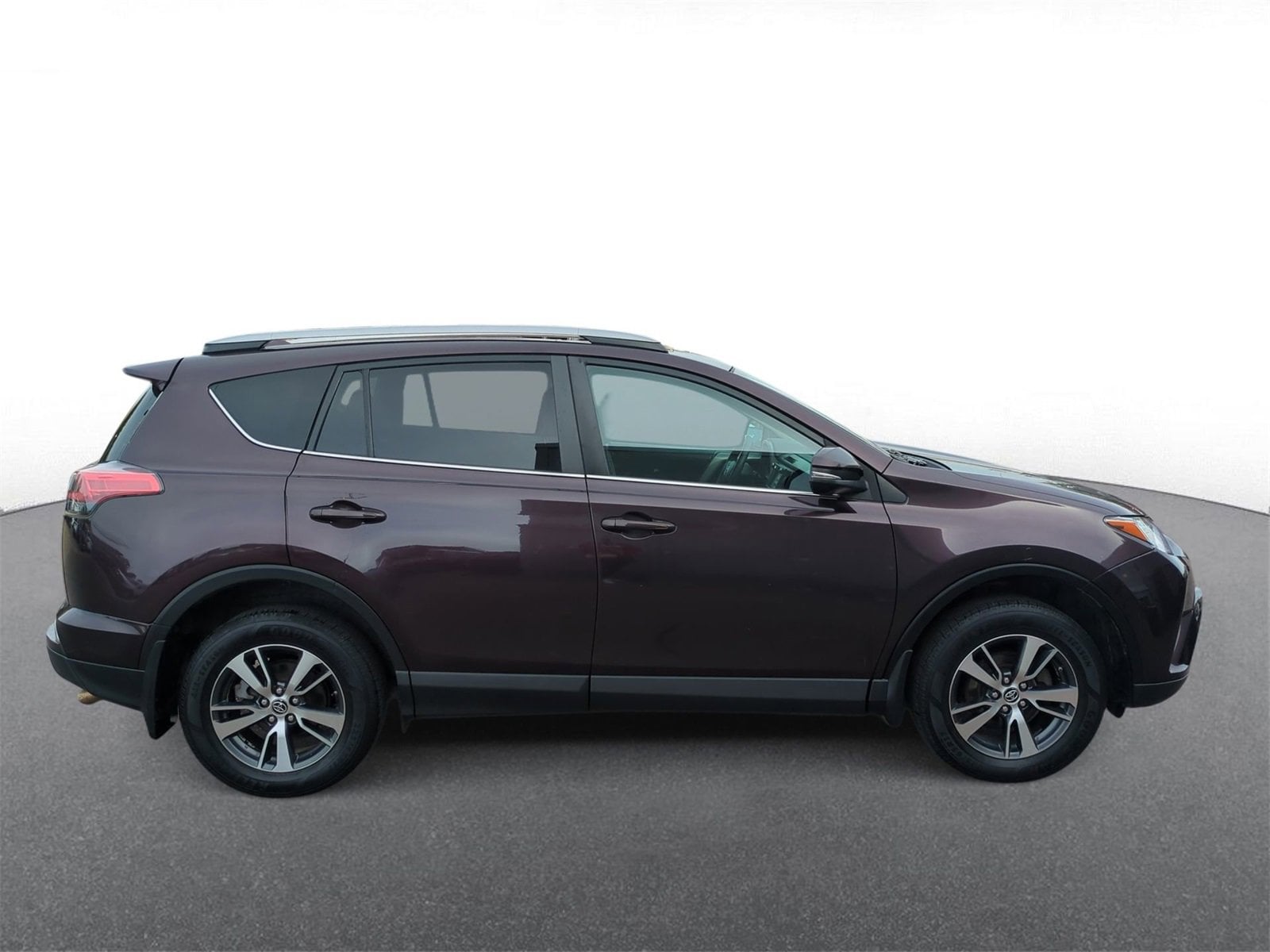 Thumbnail: 2018 Toyota RAV4 - 9