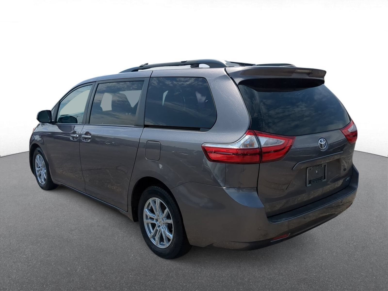 Thumbnail: 2016 Toyota Sienna - 6
