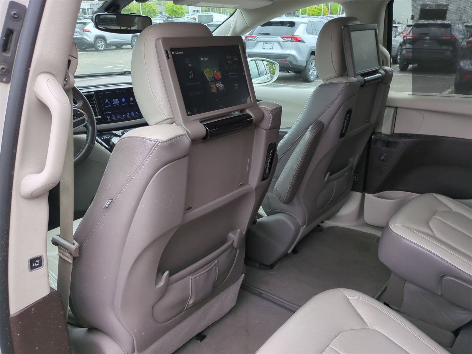 Thumbnail: 2017 Chrysler Pacifica - 16