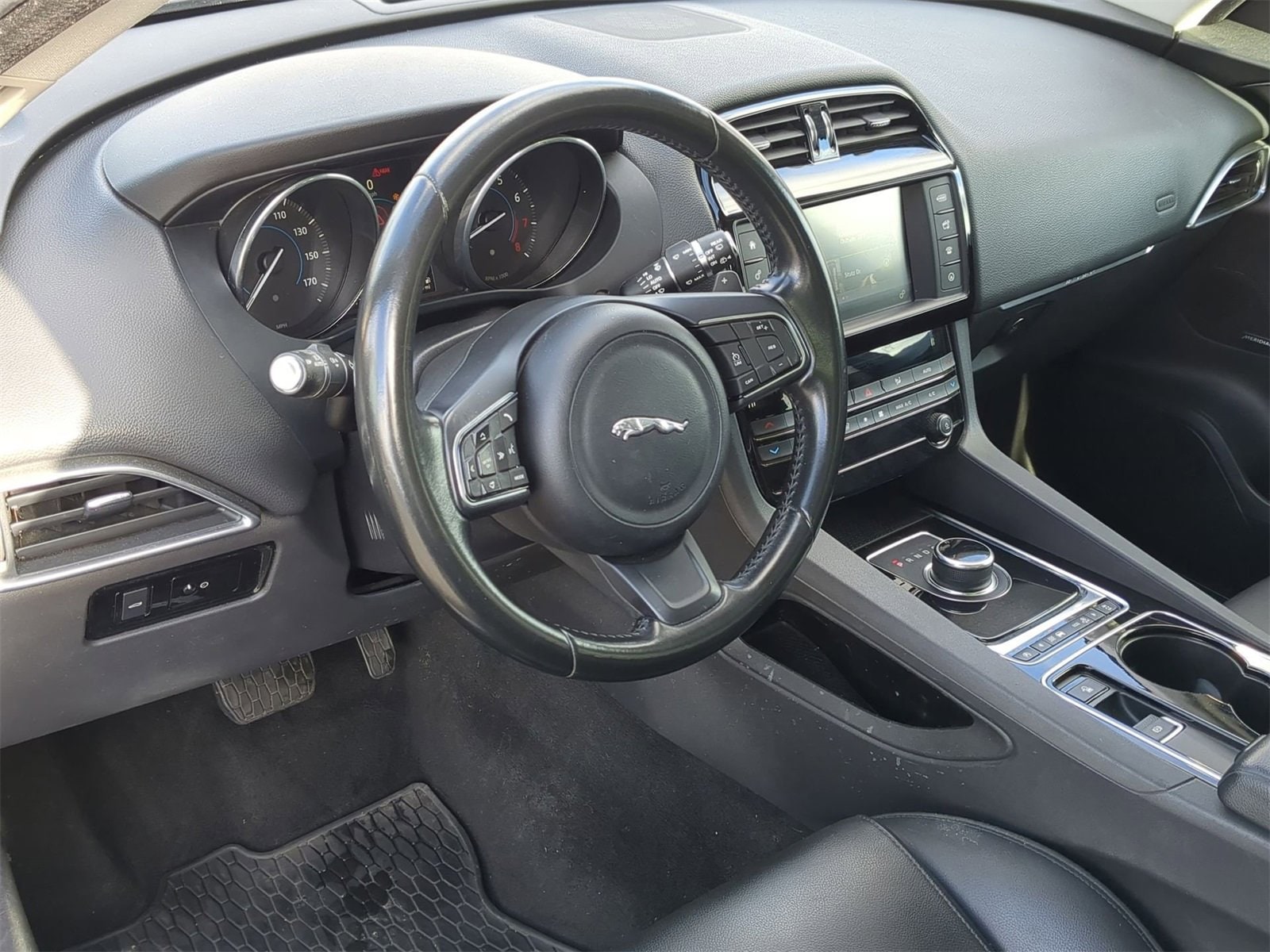 Thumbnail: 2017 Jaguar F-Pace - 10