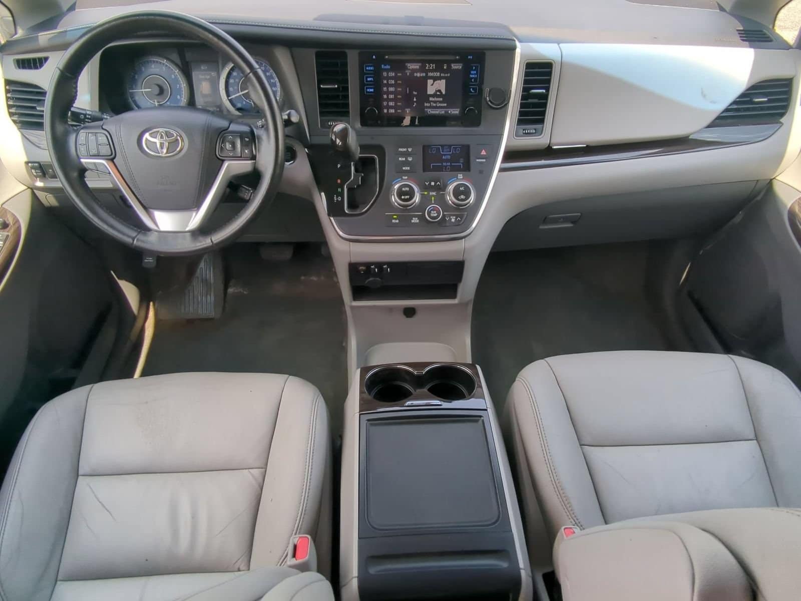 Thumbnail: 2016 Toyota Sienna - 15