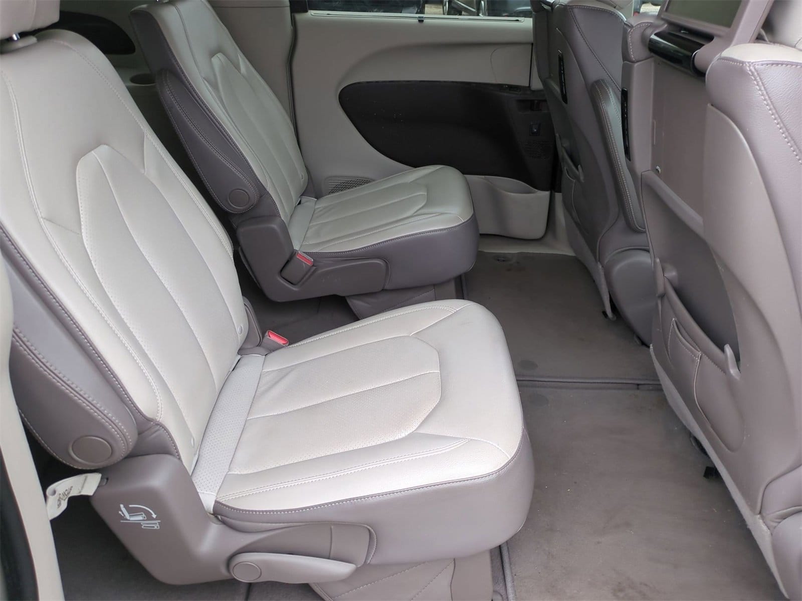 Thumbnail: 2017 Chrysler Pacifica - 18