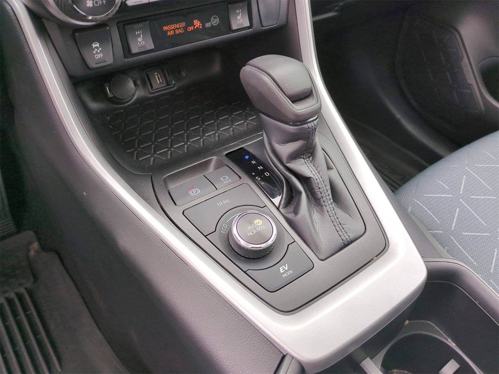 2022 Toyota RAV4 XLE 28