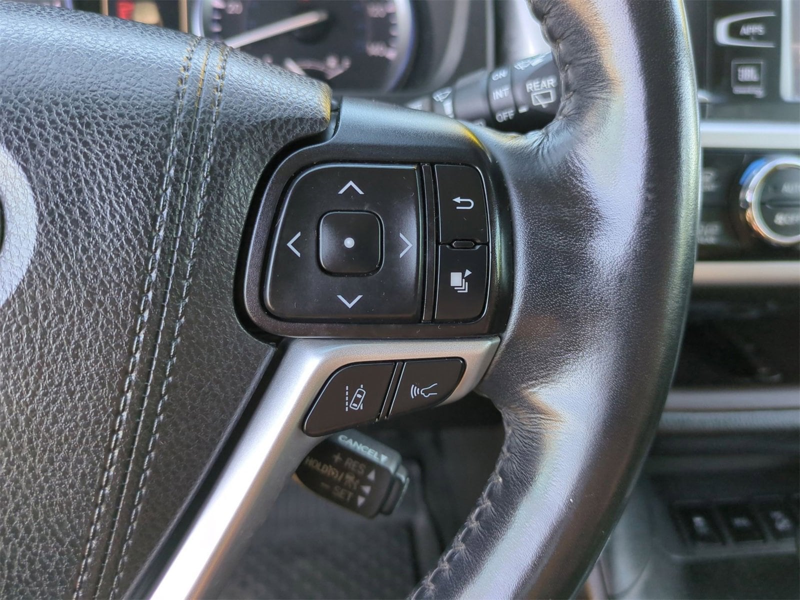 Thumbnail: 2019 Toyota Highlander - 25