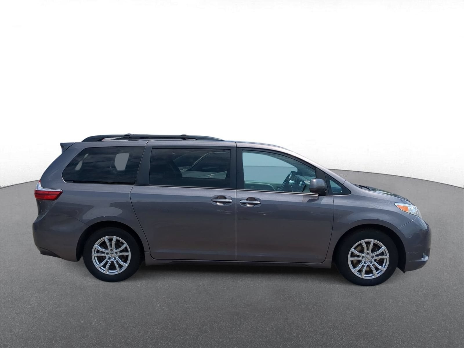 Thumbnail: 2016 Toyota Sienna - 9