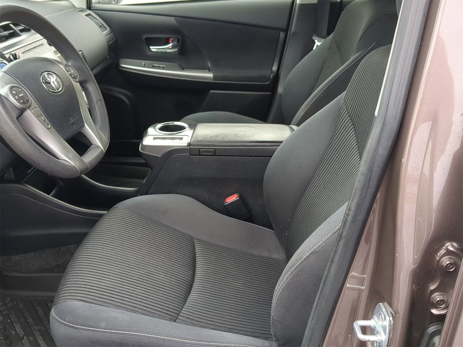 Thumbnail: 2017 Toyota Prius v - 16