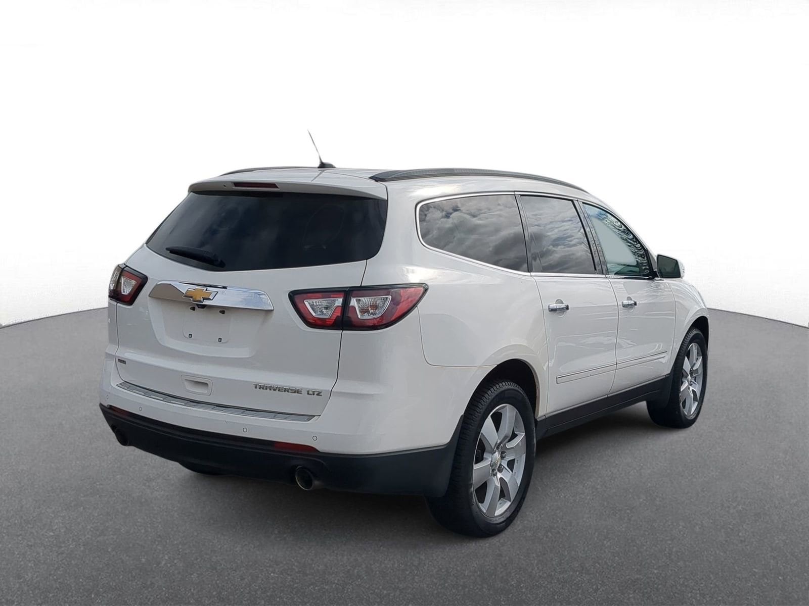 Thumbnail: 2015 Chevrolet Traverse - 8