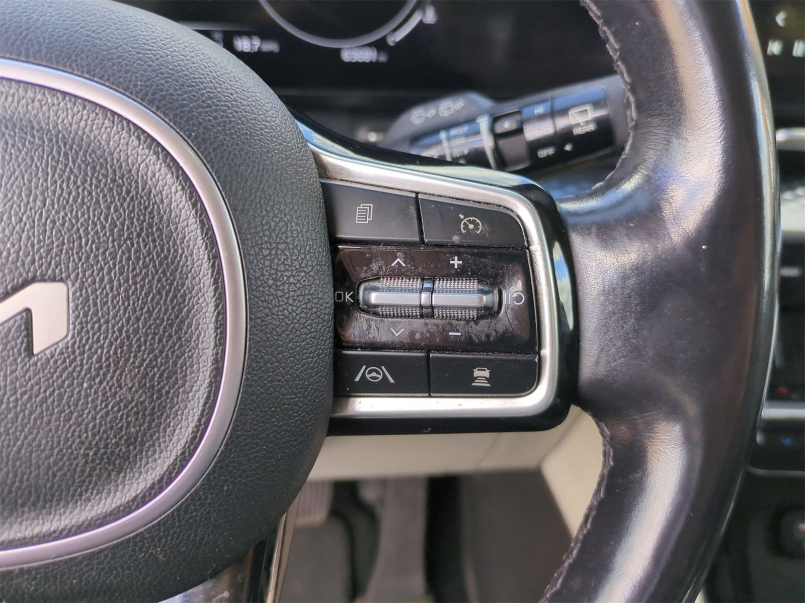 Thumbnail: 2023 Kia Carnival - 25