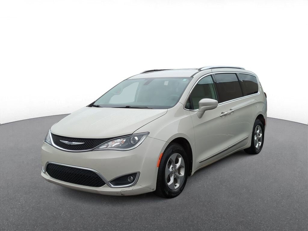Thumbnail: 2017 Chrysler Pacifica - 4