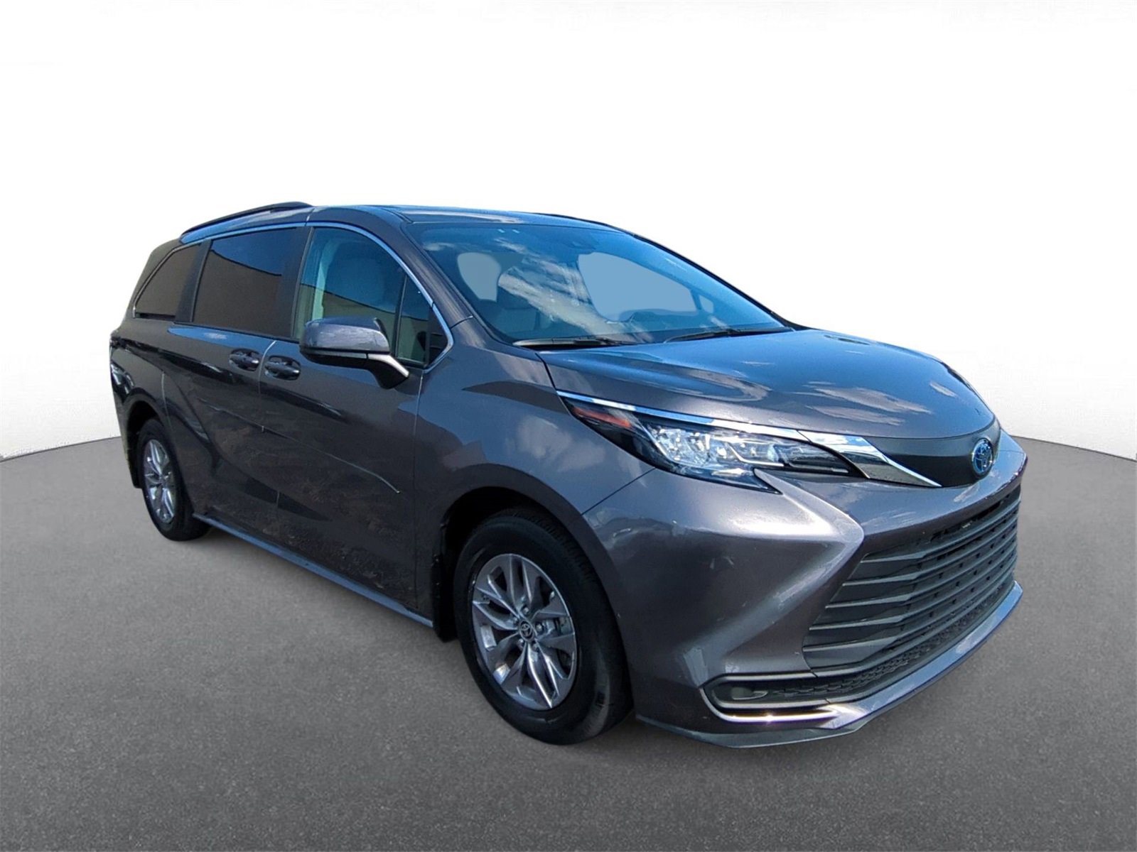 2023 Toyota Sienna LE photo 2