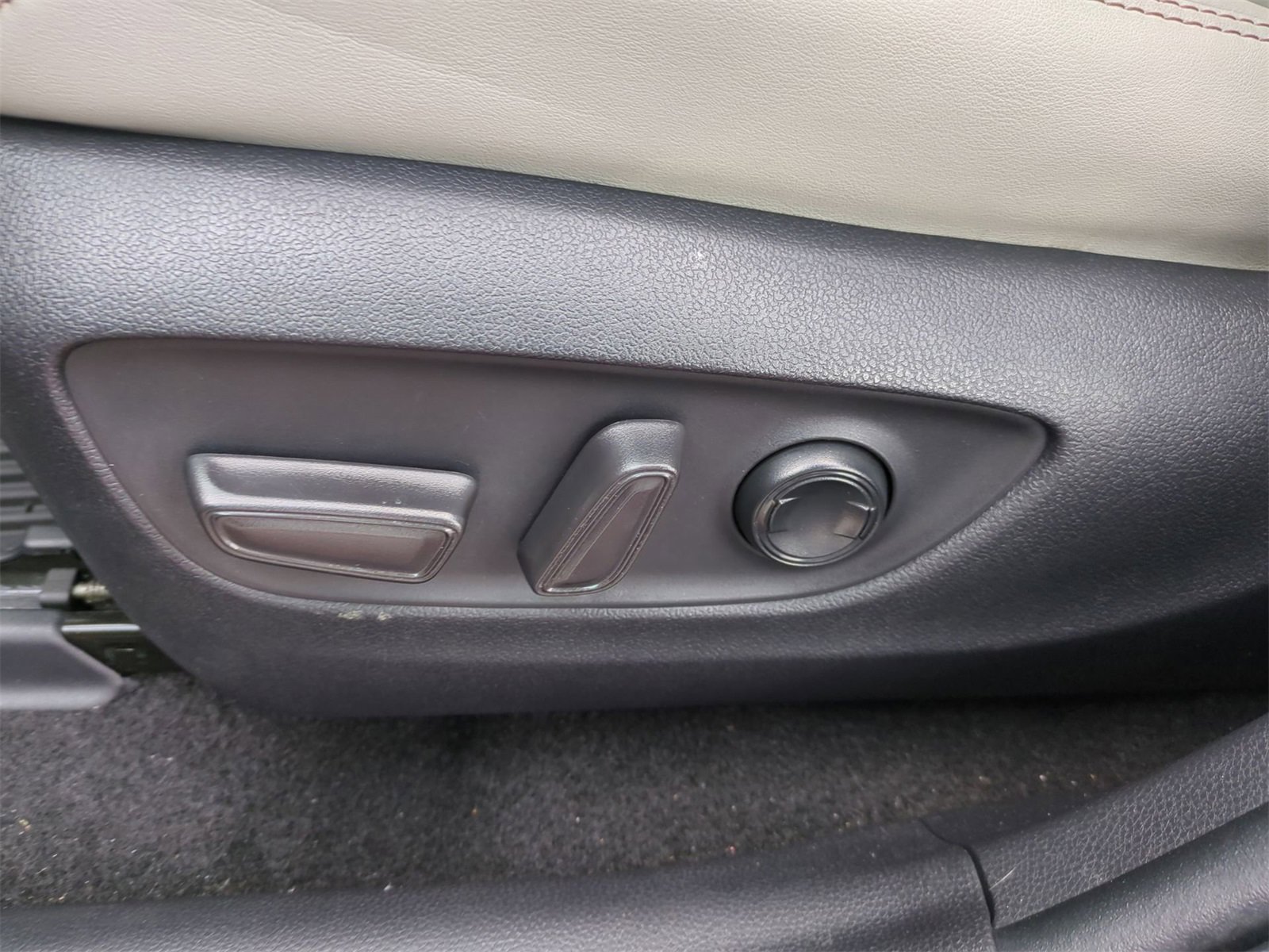 Thumbnail: 2022 Toyota RAV4 - 17