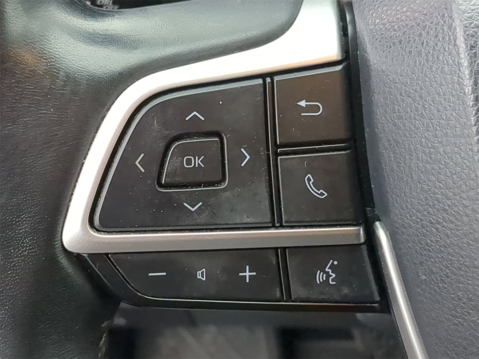 Thumbnail: 2023 Toyota Highlander - 32