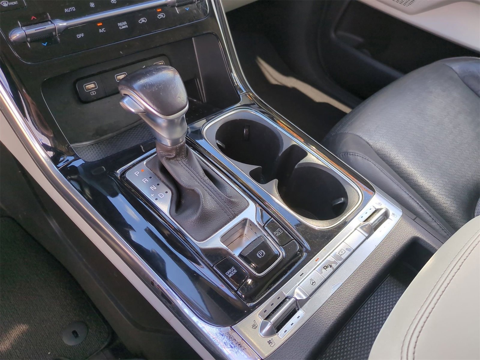 Thumbnail: 2023 Kia Carnival - 33