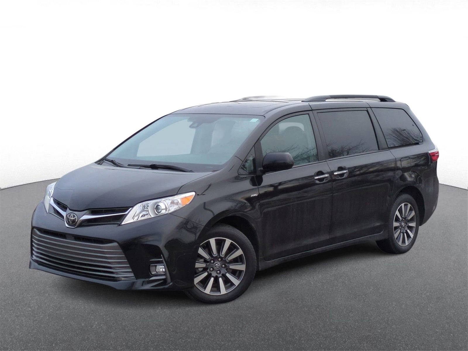 2019 Toyota Sienna XLE's photo