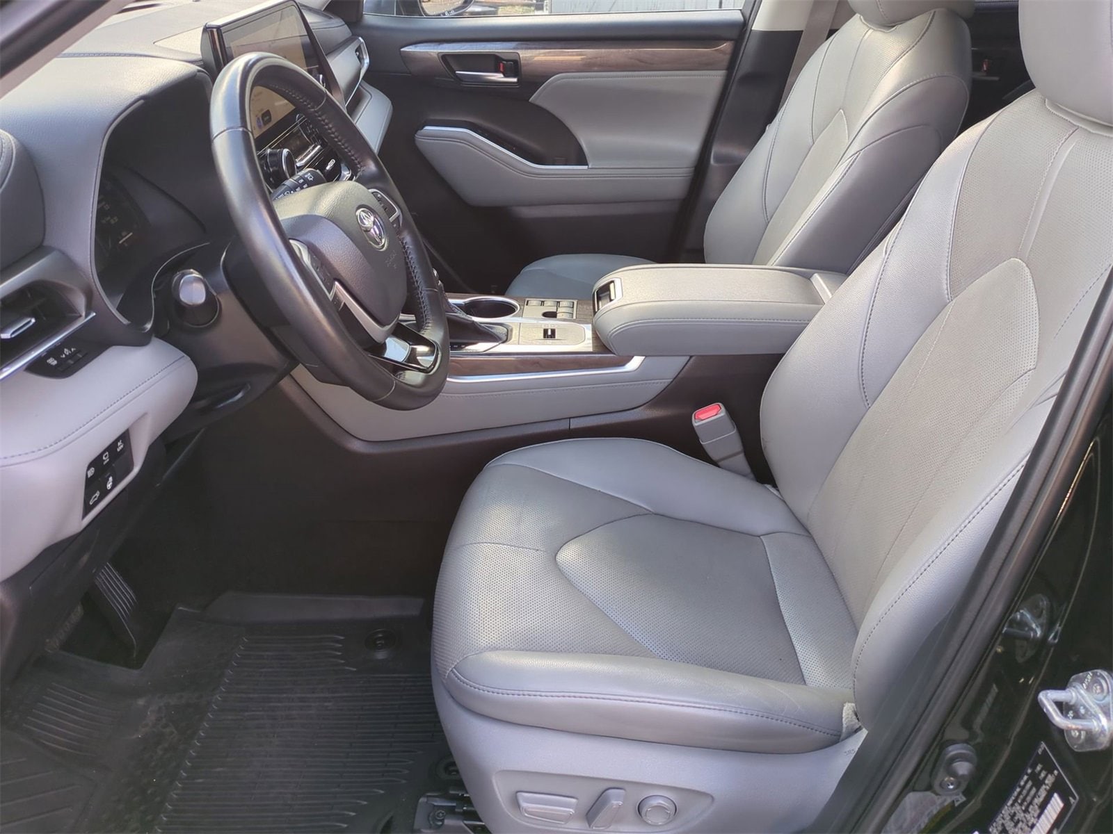 Thumbnail: 2023 Toyota Highlander - 15