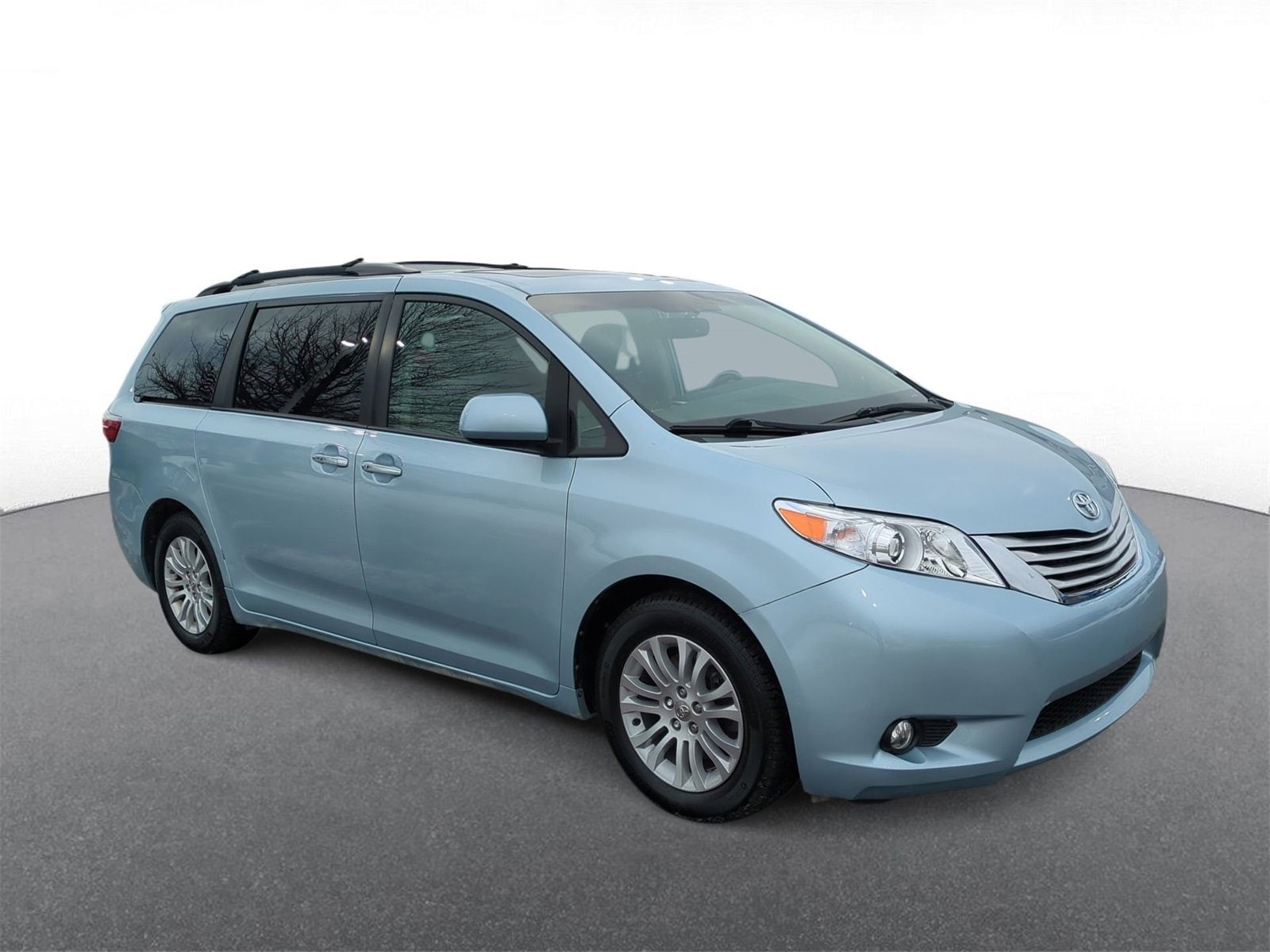 Thumbnail: 2015 Toyota Sienna - 2