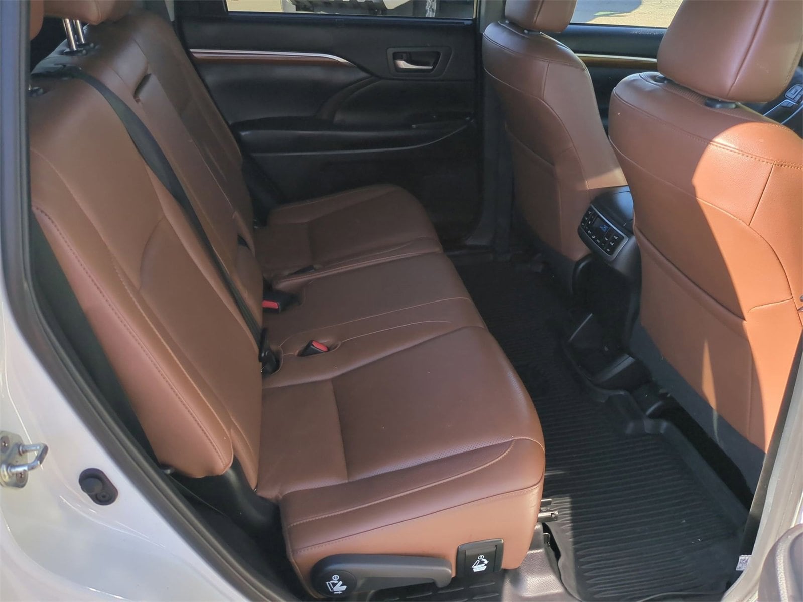 Thumbnail: 2019 Toyota Highlander - 21