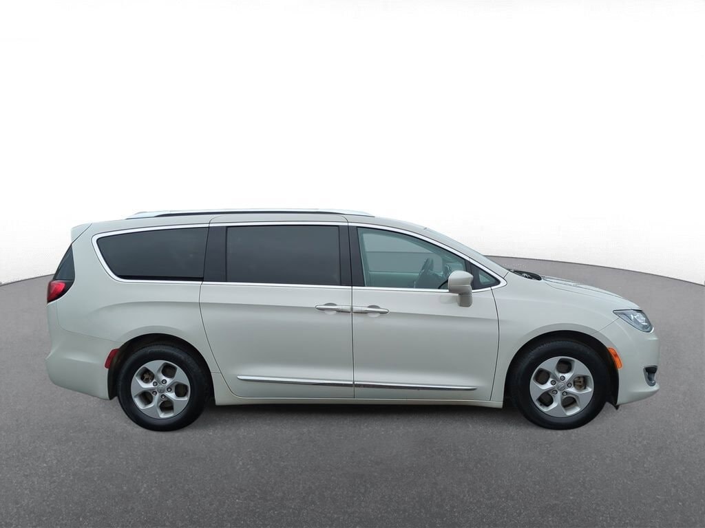 Thumbnail: 2017 Chrysler Pacifica - 9