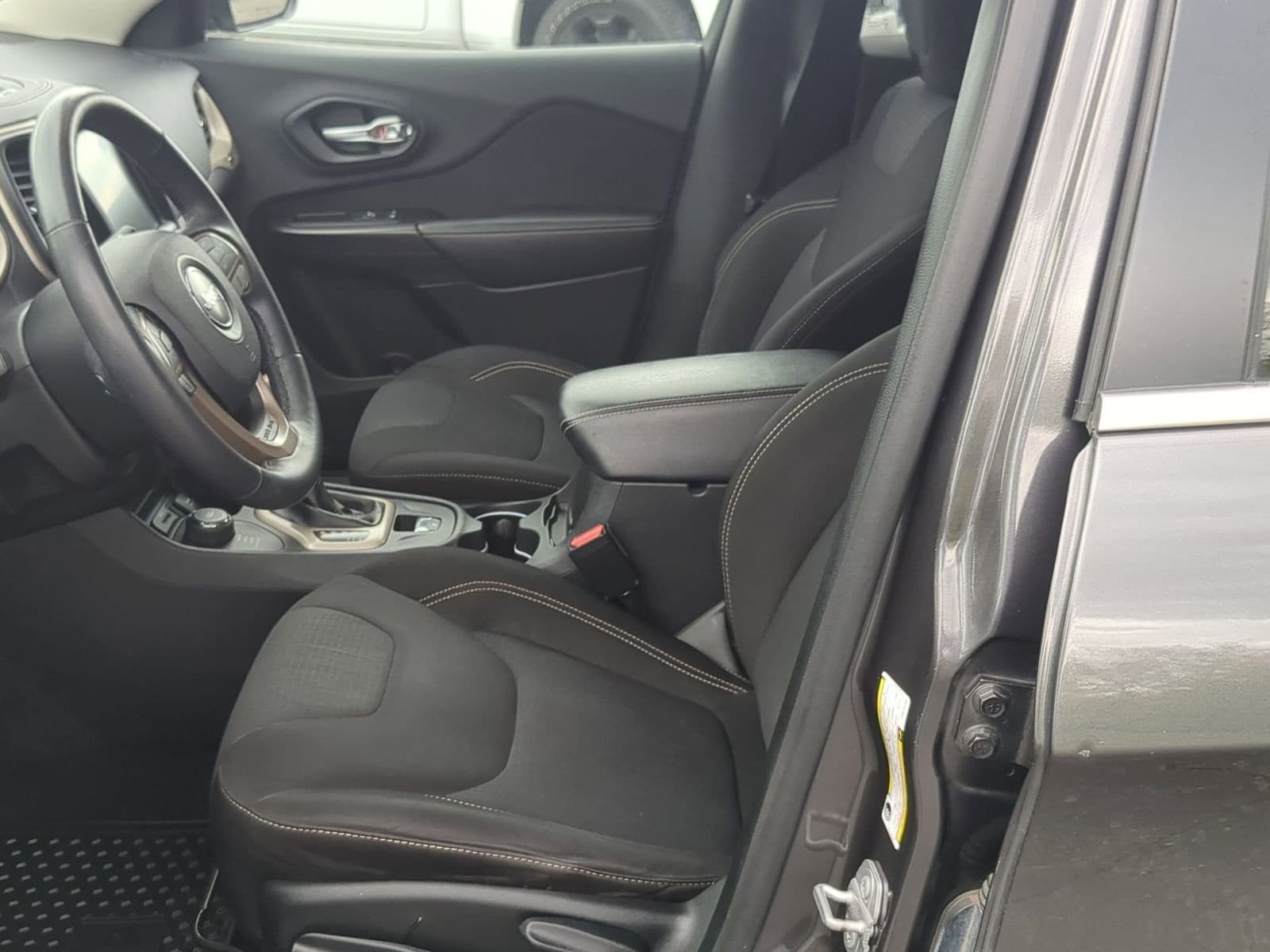 Thumbnail: 2015 Jeep Cherokee - 16