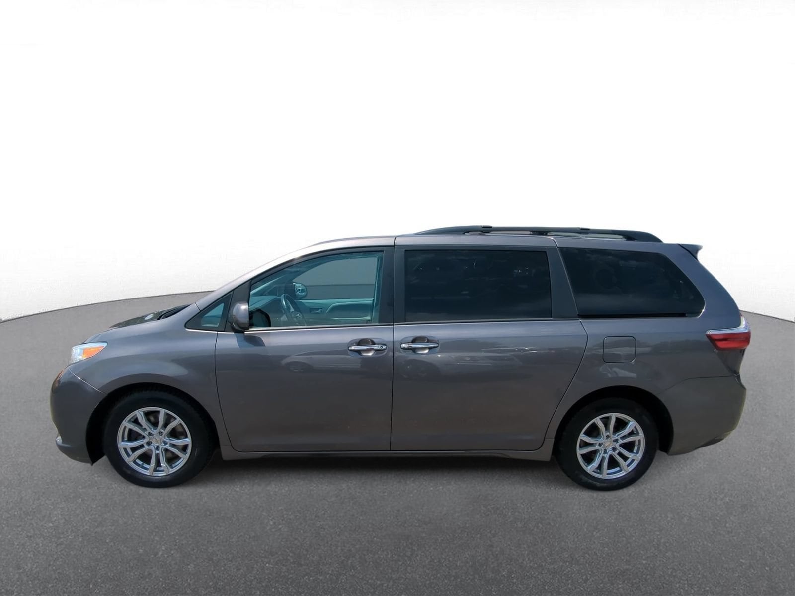 Thumbnail: 2016 Toyota Sienna - 5