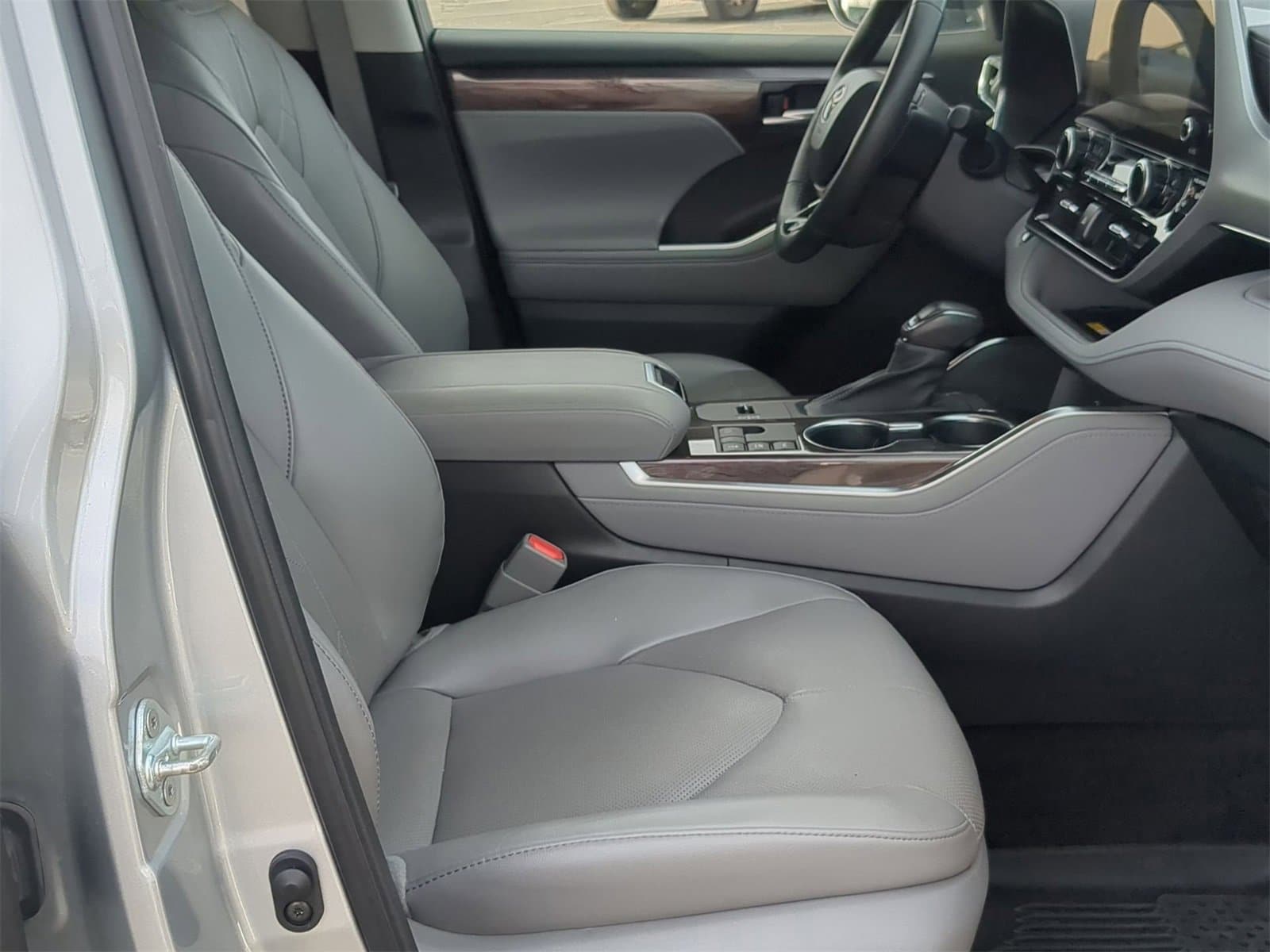 Thumbnail: 2023 Toyota Highlander - 30