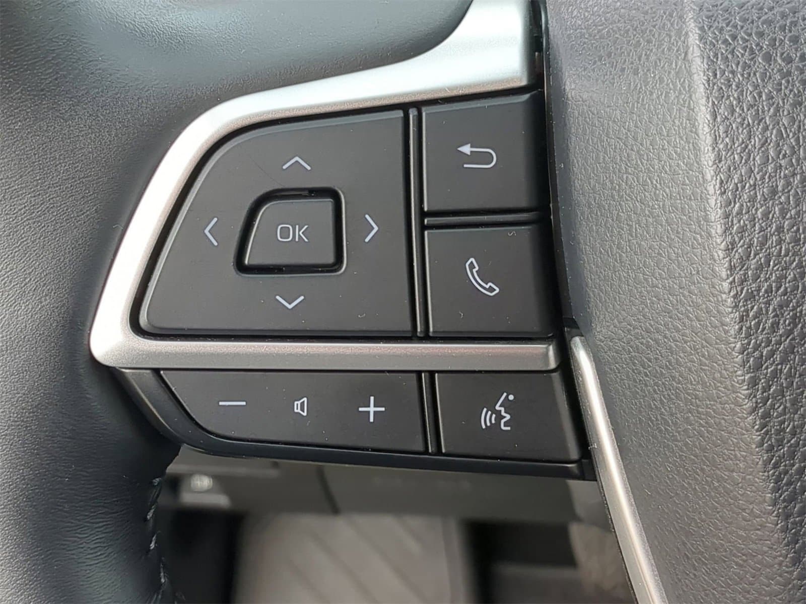 Thumbnail: 2023 Toyota Highlander - 32