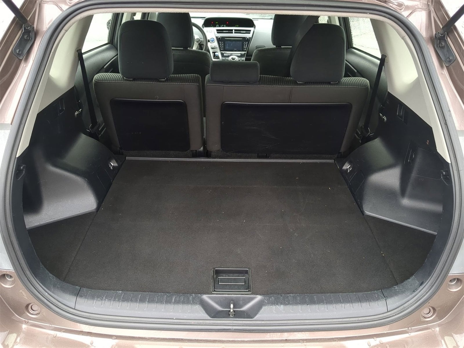 Thumbnail: 2017 Toyota Prius v - 32