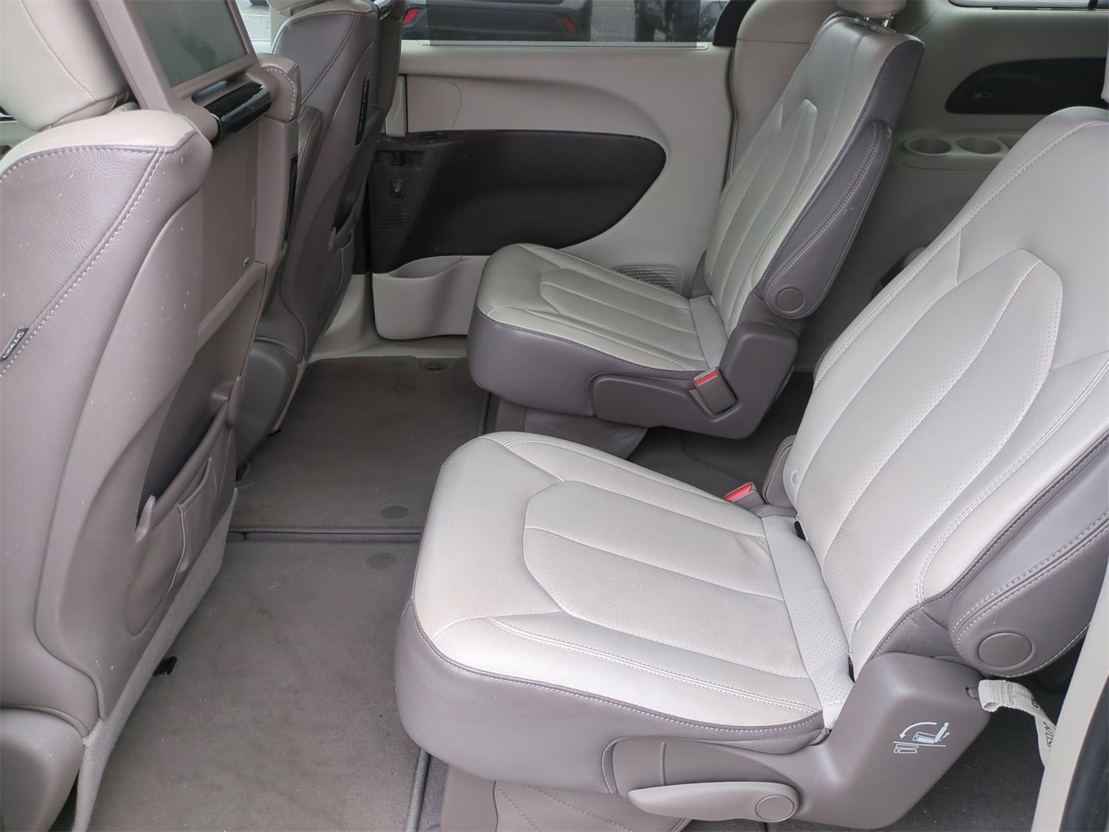 Thumbnail: 2017 Chrysler Pacifica - 17