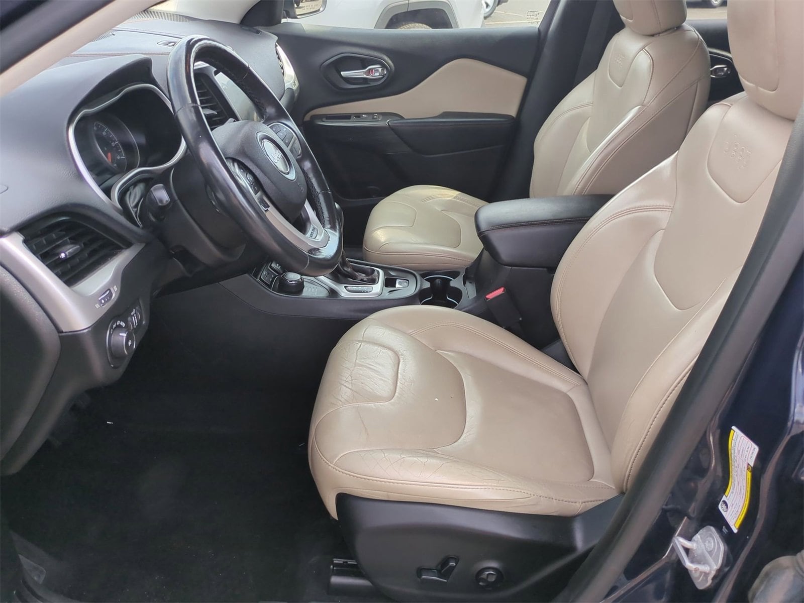 Thumbnail: 2015 Jeep Cherokee - 16