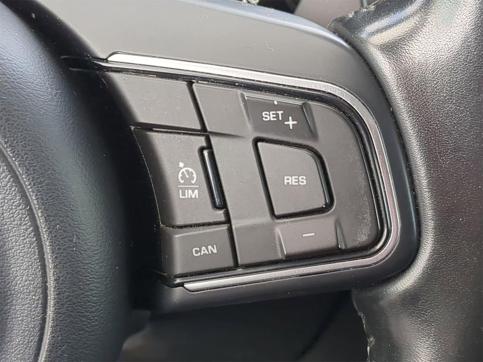 Thumbnail: 2017 Jaguar F-Pace - 31