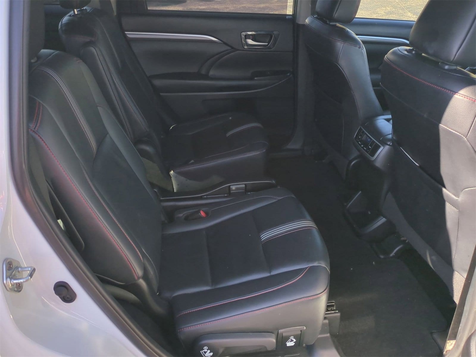 Thumbnail: 2019 Toyota Highlander - 21