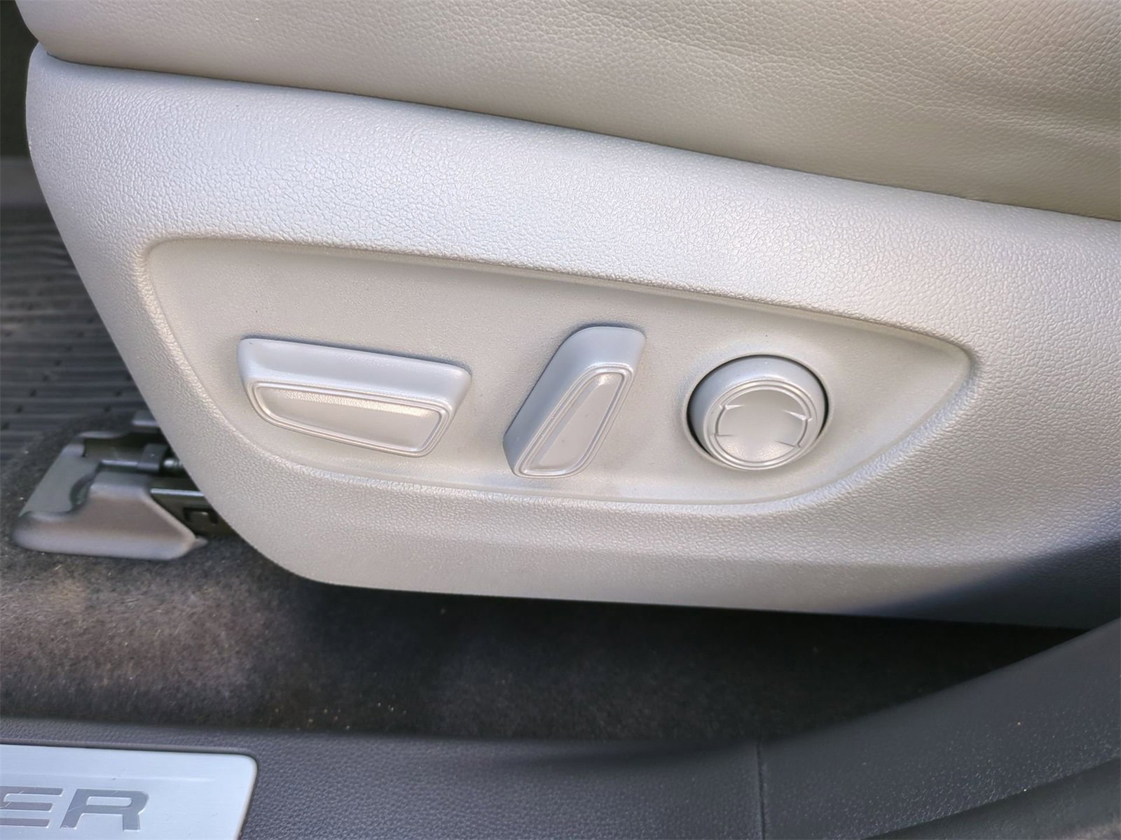 Thumbnail: 2023 Toyota Highlander - 16