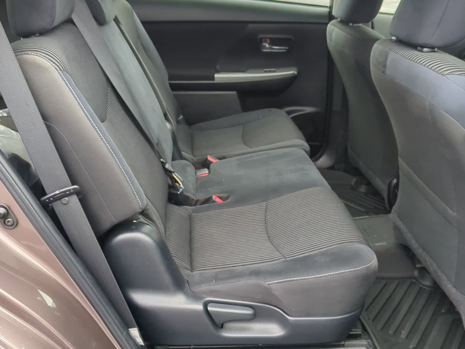 Thumbnail: 2017 Toyota Prius v - 20