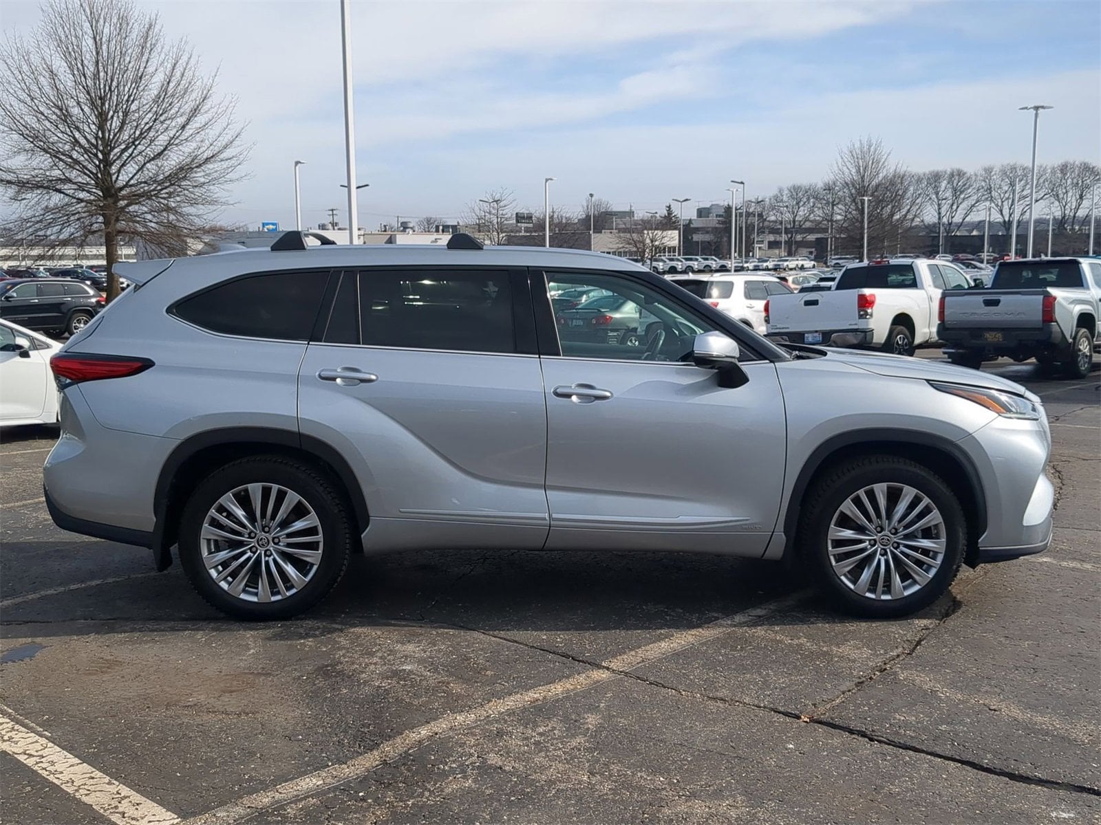 Thumbnail: 2023 Toyota Highlander - 15