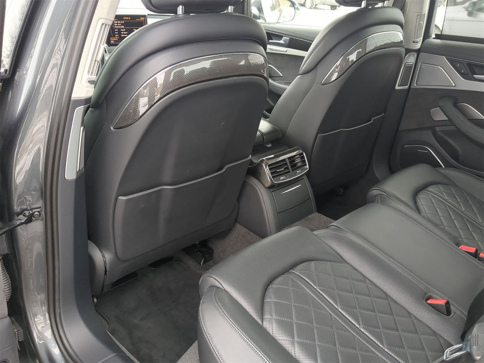 Thumbnail: 2013 Audi S8 - 25