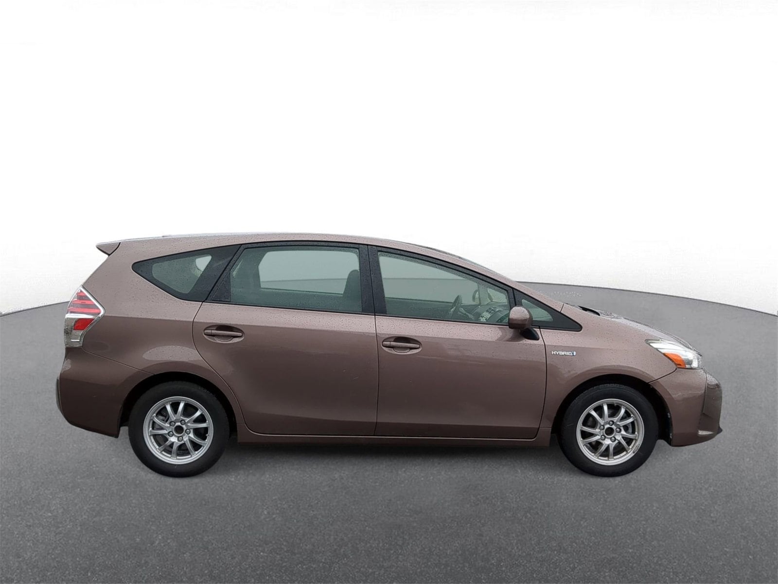 Thumbnail: 2017 Toyota Prius v - 9