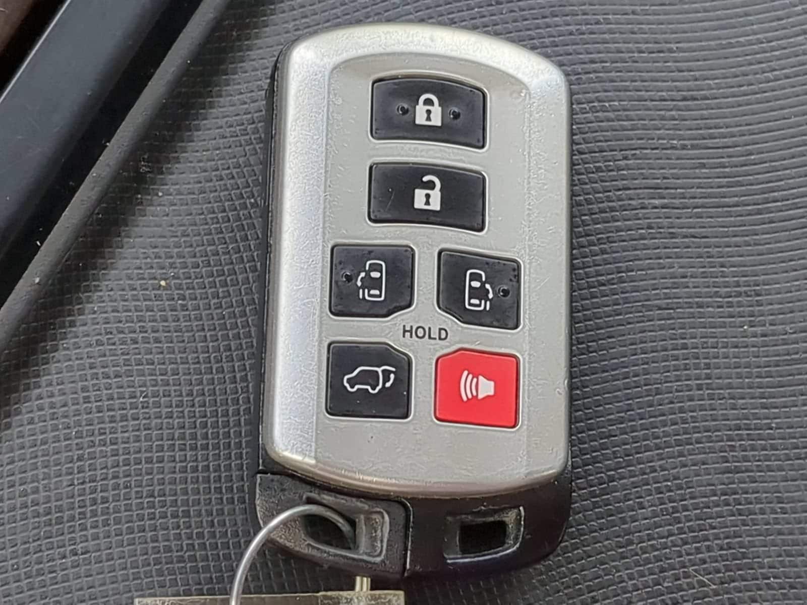 Thumbnail: 2016 Toyota Sienna - 32