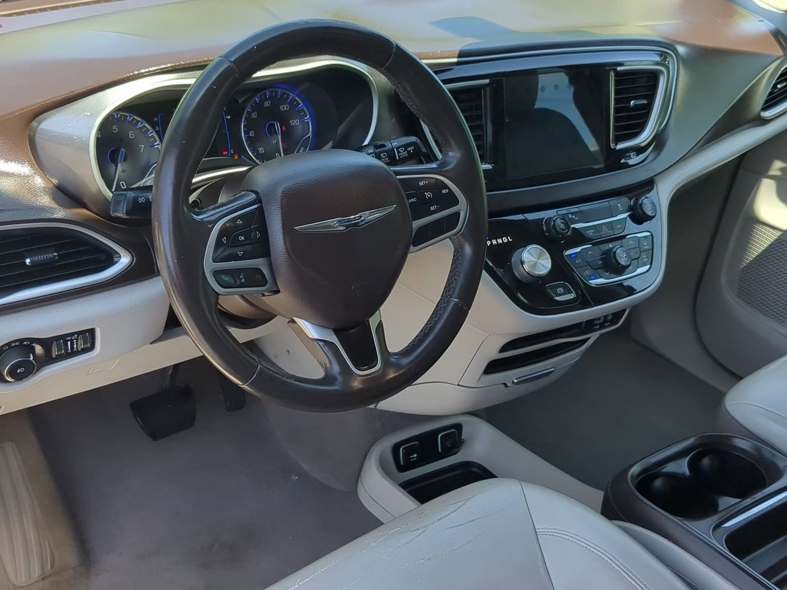 Thumbnail: 2017 Chrysler Pacifica - 10