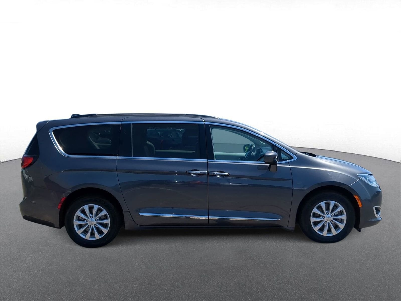 Thumbnail: 2017 Chrysler Pacifica - 9