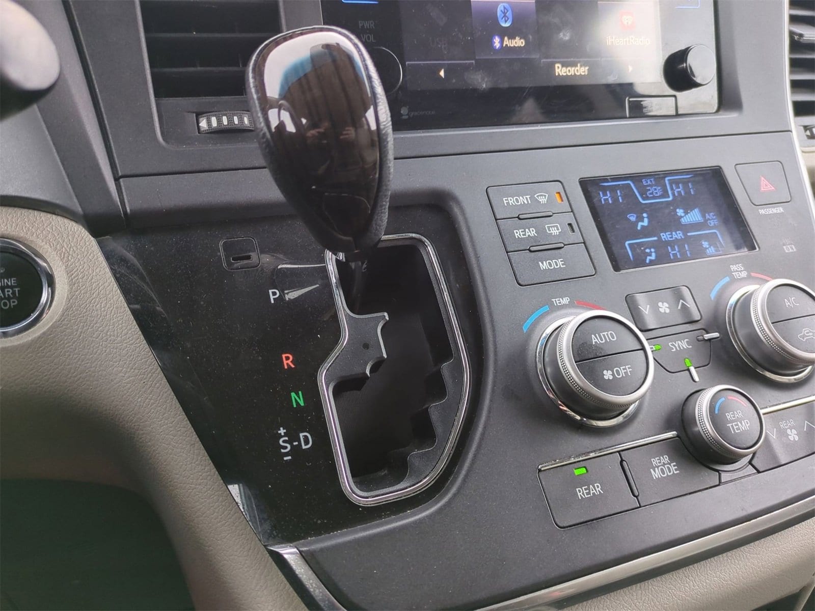 Thumbnail: 2015 Toyota Sienna - 32