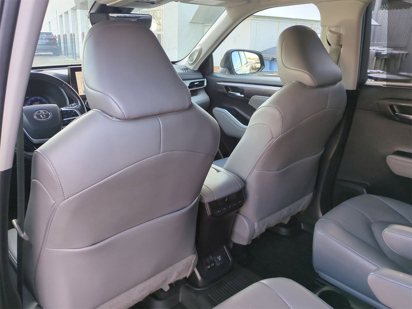 Thumbnail: 2023 Toyota Highlander - 17