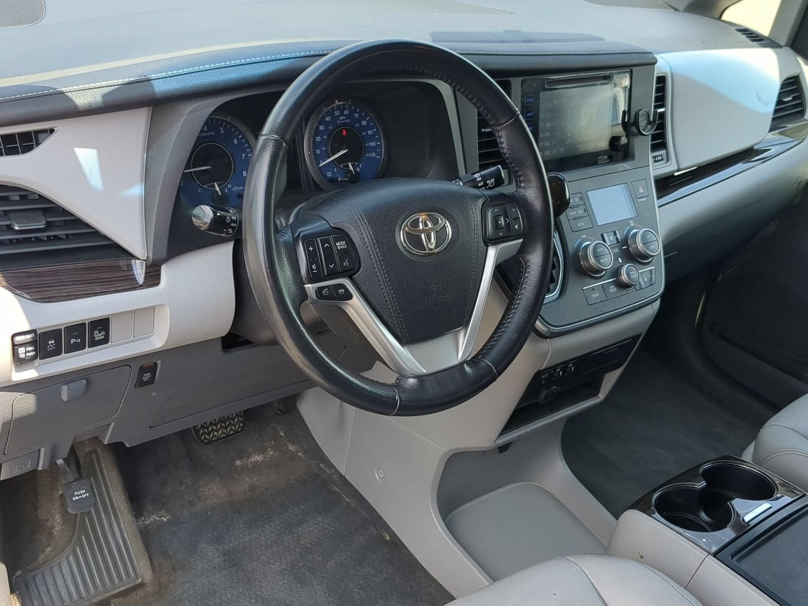 Thumbnail: 2016 Toyota Sienna - 10