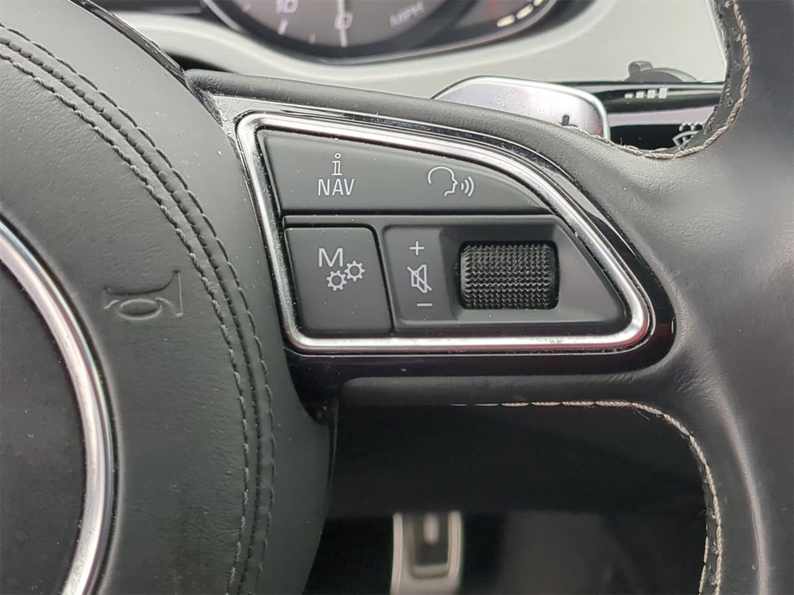 Thumbnail: 2013 Audi S8 - 31