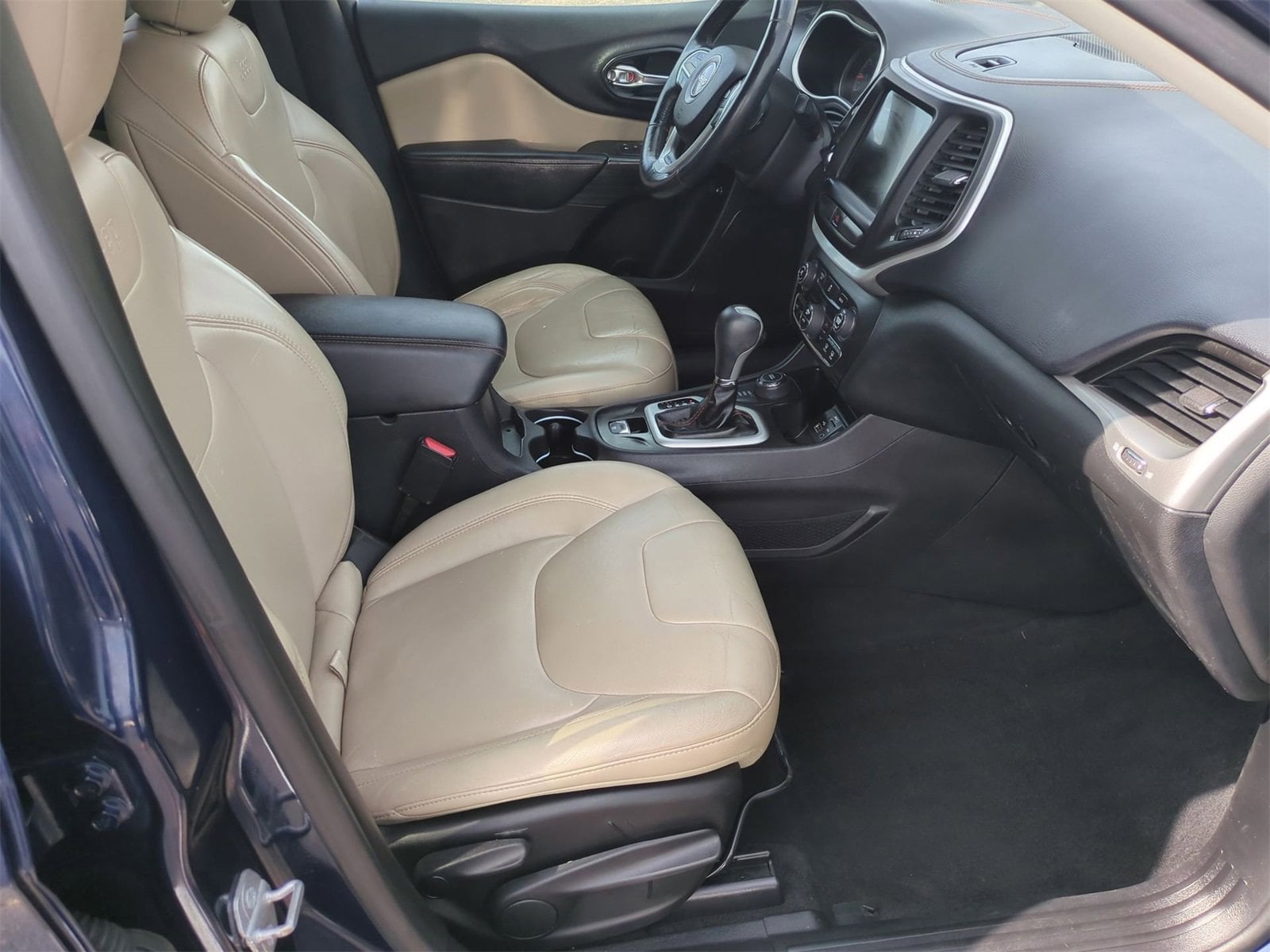 Thumbnail: 2015 Jeep Cherokee - 21